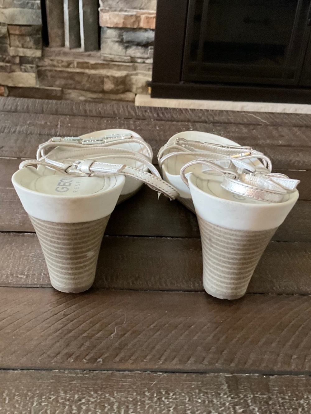 ⭐️ Geox Roxy Pearlized Nappa Leather Sandals - size 9.5 - Picture 2 of 8